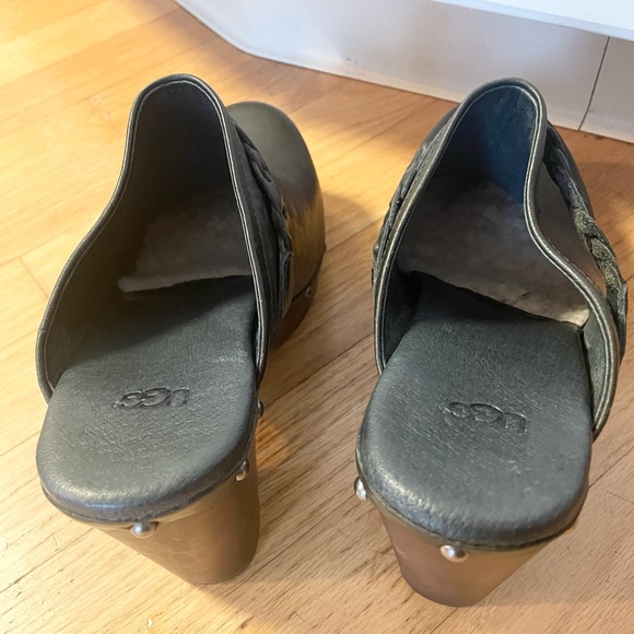 Ugg Black Leather 4 Inch Clogs - Size Womens 9 - Picture 2 of 4